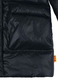 Schwarze Daunenjacke mit einer glänzenden, gesteppten Außenseite, horizontalen Nähten und einer großen frontalen Tasche. Beinhaltet ein kleines gelbes Markenetikett.