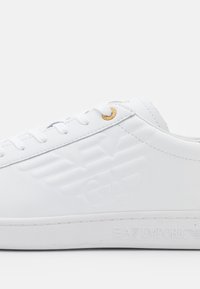 EA7 Emporio Armani UNISEX - Tenisice - white/gold