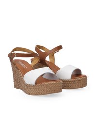 Hakken sandalen met bruine enkelbandjes, witte voorbanden en geweven bruine zolen. Open teen ontwerp met gevoerde zolen.