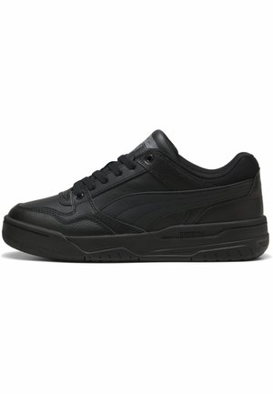 Schwarze Sneakers mit einem Obermaterial aus glattem Leder, strukturierten Akzenten und einer dicken Gummisohle. Verfügt über eine Schnürverschluss und minimale Markenkennzeichnung.