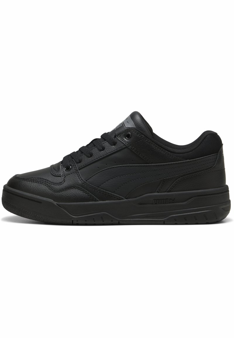 Zapatillas negras con parte superior de piel lisa, acentos texturizados y suela de goma gruesa. Presenta cierre con cordones y un diseño con mínimo branding.