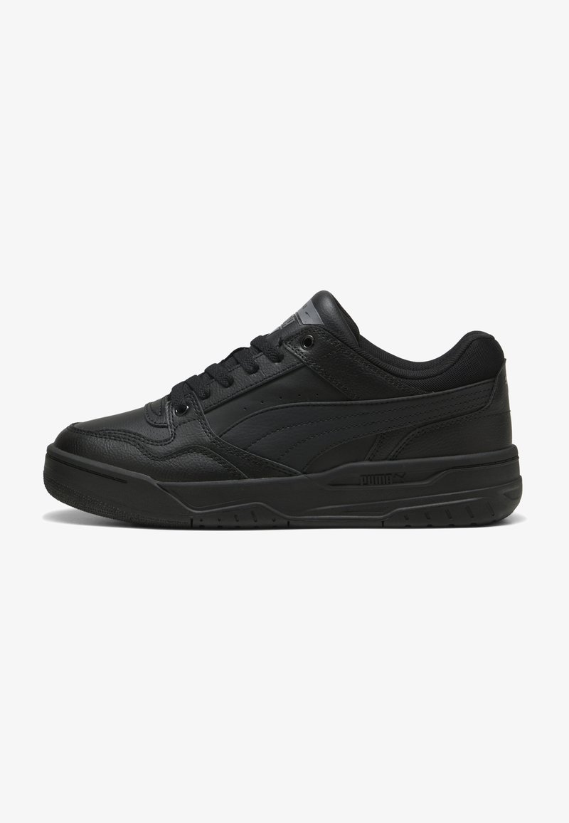 Adidași negri cu un superior din piele netedă, accente texturate și o talpă groasă din cauciuc. Prezintă închidere cu șireturi și un branding minimal.