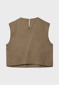 Haut court sans manches vert olive avec une petite ouverture en trou de serrure au dos et une fermeture à bouton unique.