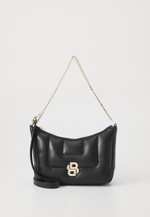 Juodas odinis rankinukas su auksiniu grandinės dirželiu, užtrauktuko uždarymu ir auksiniu logotipo akcentu priekyje. Minkšta, vos dygsniuota tekstūra.