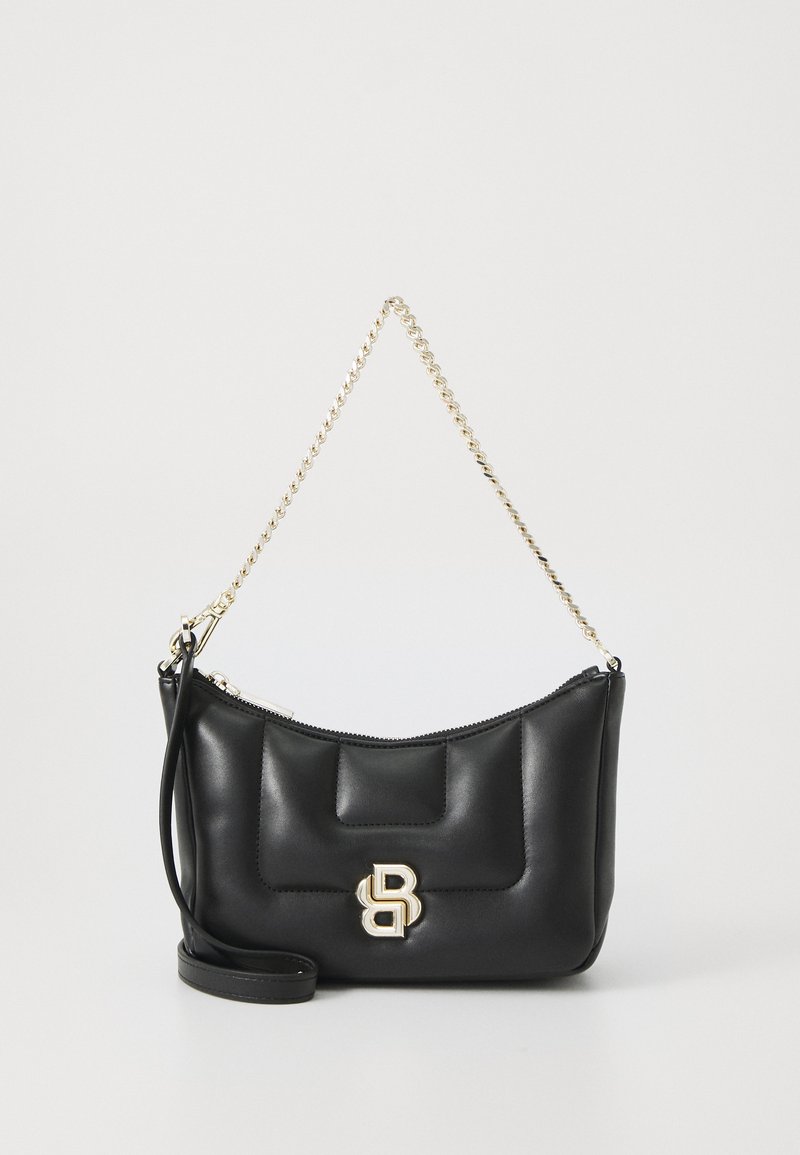 Sac à main en cuir noir avec une bandoulière en chaîne dorée, fermeture éclair et un accent logo doré à l'avant. Texture douce et matelassée.