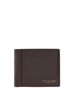 Portafoglio bifold in pelle marrone strutturata con "THE BRIDGE FIRENZE 1969" impresso in oro nell'angolo inferiore destro anteriore.
