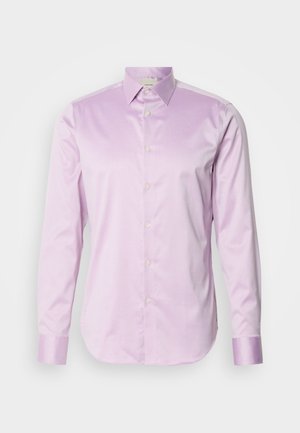 Helles lila langärmliges Hemd aus glattem Stoff, mit einem Button-Down-Kragen, durchgehenden Frontknöpfen und kontrastierenden, glänzenden Manschetten.