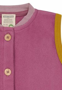 Rosa ärmelloses Oberteil aus Bio-Baumwolle mit gestreiftem Kragen, Holzknöpfen und gelben Akzenten an den Armöffnungen; weiche Textur und schlichte Designdetails.