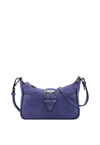Borsa a mano in suede viola con una forma strutturata, dotata di dettaglio in metallo a forma di fibbia e tracolla removibile. Accenti in pelle liscia.
