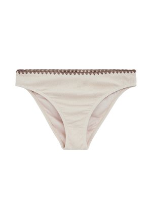 Smėlinės spalvos tekstūruoti bikinio kelnaitės su tamsiai rudu zigzago siūlu juostos viršuje, rodomos baltame fone.