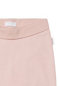Jasnoróżowy prążkowany bawełniany materiał z miękkim paskiem i metką marki u góry. Charakteryzuje się gładką fakturą i dopasowaniem.