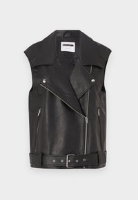 Černá kožená vesta bez rukávů s výstřihem s klopou, asymetrickým zapínáním na zip, dvěma zipovými kapsami a páskem v pase. S texturovaným povrchem.