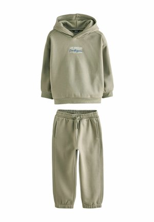 Børne-hoodie i olivengrøn med teksten "Los Angeles" og matchende elastiske joggingbukser med talje og ankler.
