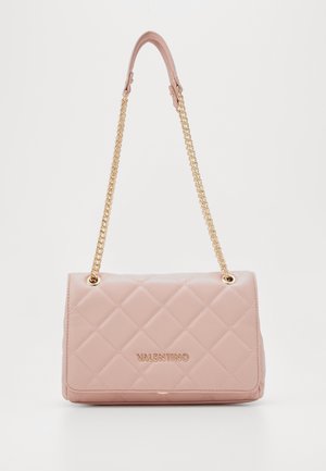 Quiltad rosa läderhandväska med guldkedjestrap och logodetaljer. Har ett lock med stängning och en slät yta.