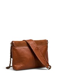 Sac bandoulière en cuir et en suède marron avec une finition texturée, doté d'une bandoulière tressée et d'accents en métal. Forme rectangulaire.