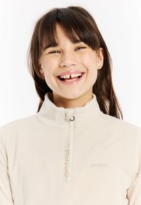 Helle beige Fleece-Pullover mit Reißverschluss-Kragen, der ein dezentes Logo und eine weiche Textur aufweist. Entwickelt für Komfort und Wärme.