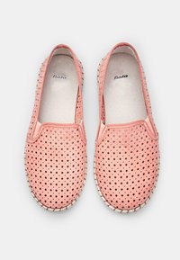 Pantofi slip-on de culoare piersică, din material perforat, având o talpă din cauciuc albă cu detalii împletite pe margine.