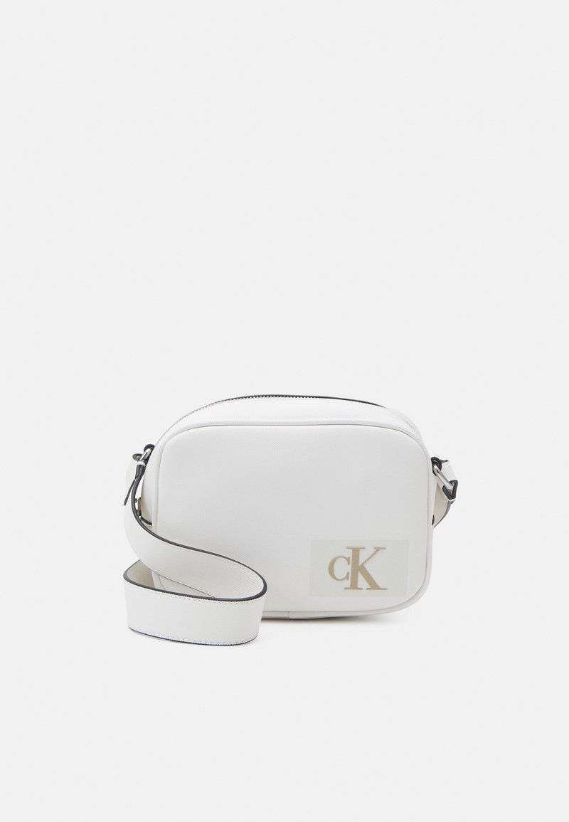 Calvin Klein Jeans SCULPTED CAMERA BAG Across body bag ivory/off