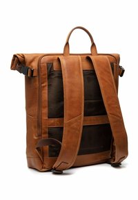 Mochila de cuero marrón con diseño tipo roll-top, paneles de malla, correas de hombro ajustables y un bolsillo con cremallera para almacenamiento.