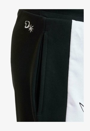 Dangerous DNGRS SYMBIOSIS - Shorts - black white