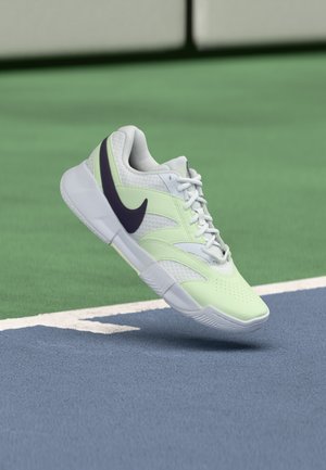 COURT LITE 4 HC - Teniški copati za različne podlage - white/dark raisin/volt tint