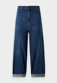 Ciemnoniebieskie dżinsy typu wide-leg z podwiniętymi nogawkami, z przodu z guzikami i kieszeniami na jasnym, jednolitym tle.