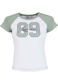 Wit katoenen t-shirt met korte mouwen, groene raglanmouwen en een grafische opdruk van "89" in zwart omlijnde tekst, met een cursieve handtekeningdetail.
