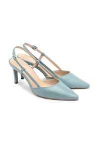 Cizme cu toc slingback din piele bleu deschis, cu vârful ascuțit, toc mediu și curea reglabilă la gleznă; textură netedă cu minim de accesorii.