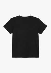 Melna kokvilnas T-kreklu ar īsām piedurknēm, apaļu kaklu un gludu tekstūru; bez rotājumiem, bez zīmējumiem vai logotipiem. Parādīts aizmugures skats.