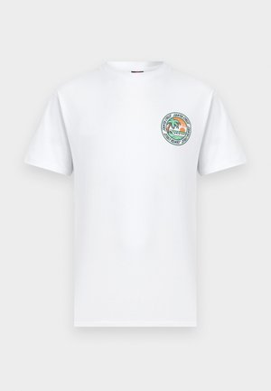 Valkoinen lyhythihainen T-paita, jossa vasemmassa rinnassa pieni pyöreä kuvio, jossa on palmupuu, auringonlasku ja teksti "Santa Cruz".