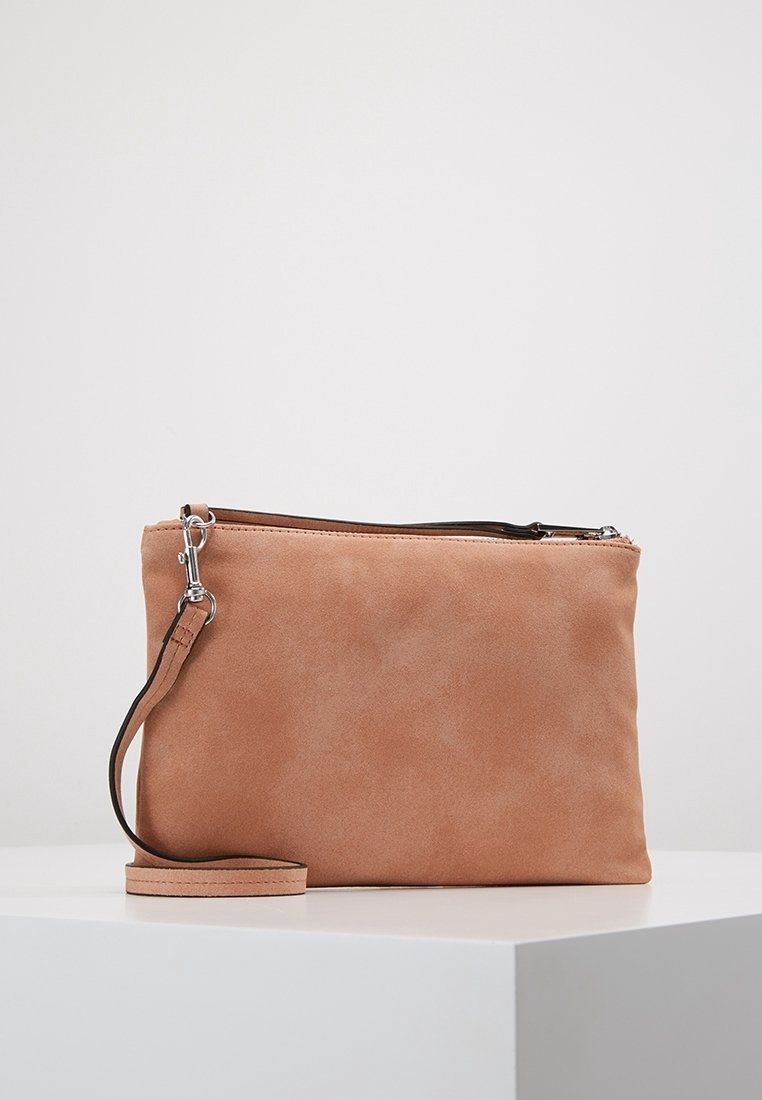 Miękki różowy zamszowy kopertówka z zamkiem błyskawicznym, regulowanym paskiem i prostym, prostokątnym designem. Gładka faktura z minimalnymi elementami metalowymi.