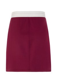 Bordeauxroter Rock mit weicher Textur, ausgestattet mit einem weißen elastischen Taillenbund. Das Design ist schlicht, ohne Muster oder zusätzliche Akzente.