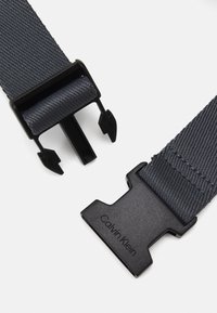 Calvin Klein ESSENTIAL WAISTBAG - Jostas soma - black