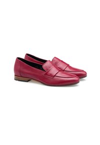 Rode leren loafers met een ronde neus en een platte hak. Voorzien van een gestikt ontwerp en een kleine decoratieve band over de bovenkant.