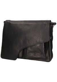 Zwarte lederen schoudertas met een klep-sluiting, gladde textuur, voorvak en een logopatch. Beschikt over een verstelbare schouderriem.