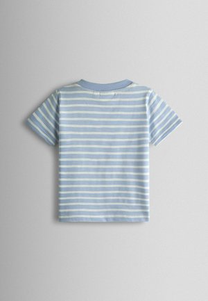 Kék-fehér csíkos pamut póló rövid ujjal és kerek nyakkivágással, világos, puha textúrával és kényelmes, laza fazonnal.