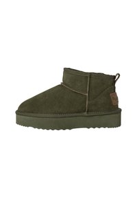 Botas de tobillo de ante verde con punta redonda, caña corta, detalles cosidos y suela de goma texturizada, que cuentan con un lazo para facilitar su uso.