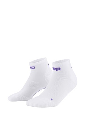 Weiße sportliche Socke, knöchelhoch, mit strukturierter Maschenware, lila Logo und verstärkter Zehenpartie. Sie verfügt über ein nahtloses Design für Komfort und Fußgewölbeunterstützung.