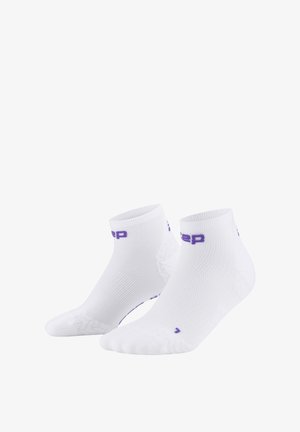 Weiße sportliche Socke, knöchelhoch, mit strukturierter Maschenware, lila Logo und verstärkter Zehenpartie. Sie verfügt über ein nahtloses Design für Komfort und Fußgewölbeunterstützung.