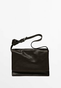Brun læder crossbody taske med flad design, justerbar rem og minimalistisk stil, der har en glat overflade og ingen synligt hardware.