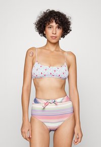 Conjunto de biquíni com um top de padrão floral azul claro e fundo de cintura alta com listras multicoloridas, apresentando um detalhe de nó atado na cintura.