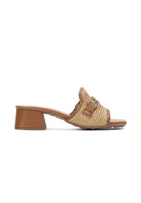 Sandale glissière tissée beige avec un talon bloc de hauteur moyenne, un design à bout ouvert et un accent en cuir contrastant sur le dessus.