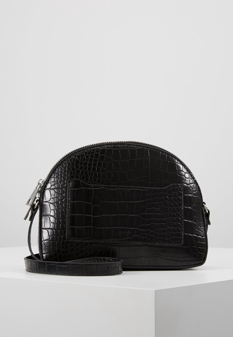 Borsa a tracolla nera in ecopelle effetto coccodrillo con forma arrotondata, chiusura con zip, tracolla regolabile e dettaglio della tasca frontale.