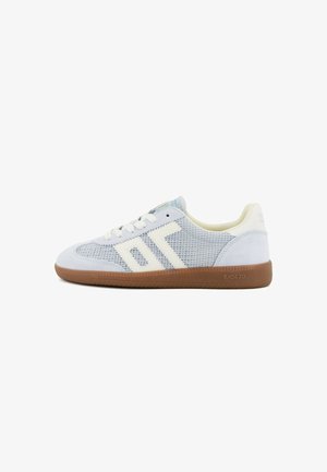 Scarpa da ginnastica da uomo a basso profilo in rete e camoscio azzurro chiaro con lacci bianchi, logo laterale bianco e suola in gomma color caramello con la scritta "BACK 70" su sfondo bianco.