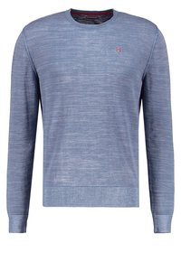 Maglione azzurro chiaro a maniche lunghe con scollatura a girocollo, tessuto testurizzato, polsini e fondo a coste, con un piccolo logo a bandiera sul petto.
