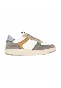 Sneakers con tomaia in pelle bianca, dettagli in suede grigio e marrone, e suola in gomma texturizzata. Presentano lacci piatti e colletto imbottito.