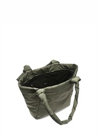 Olivi vihreä olkalaukku, joka on valmistettu tikatusta nylonsidoksesta. Siinä on kaksinkertaiset solmitut kahvat, vetoketjullinen sisätasku ja tilava pääosasto.