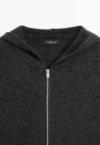 Mörkgrå zip-up hoodie med texturerad tyg, med en silverdragkedja och huva. Varumärkeslabeln är synlig vid halsringningen.