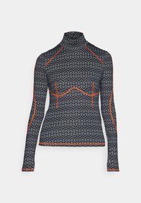 Långärmad topp i svart med vitt sicksackmönster och orange sömmar. Har en hög hals och en figurnära design för en tät passform.