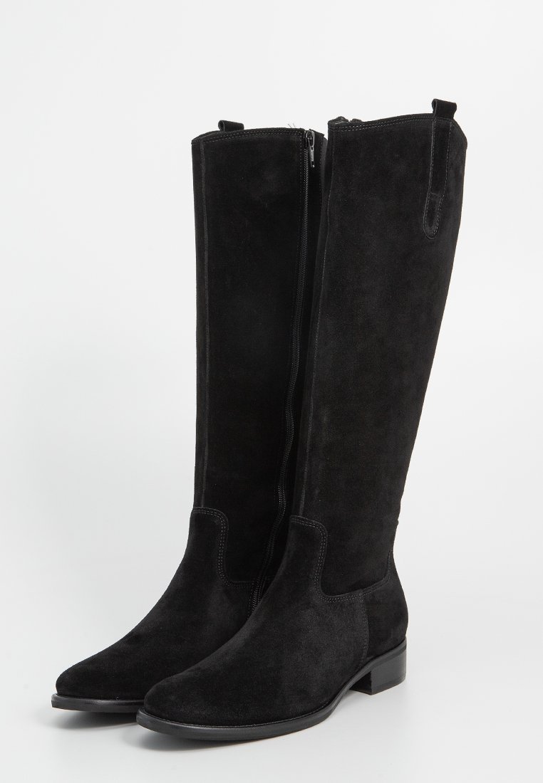 Schwarze Wildleder-Stiefel bis zum Knie mit glatter Oberfläche, ausgestattet mit einem seitlichen Reißverschluss und einem niedrigen, gestapelten Absatz. Schlichtes Design ohne sichtbare Muster.